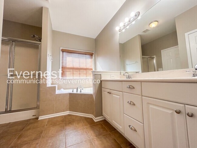 Building Photo - Limited Time Special Offer / 4 Bed, 4 Bath Home with Garage / Pet-Friendly / Vouchers Accepted / ...