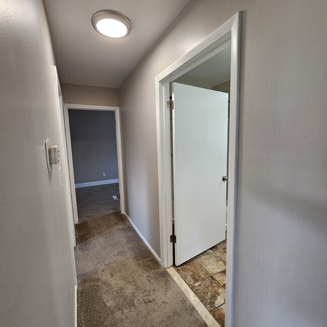 Building Photo - Updated 2 Bedroom Ranch with Open Living Room that Flows Through Kitchen, Dining Area to Great Ro...