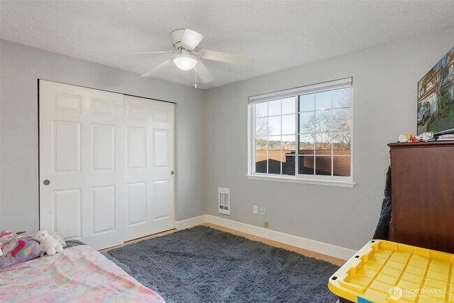 Building Photo - Beautiful Puyallup Duplex with Large Yard ...