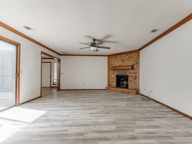 Building Photo - 3 Bed 2 bath!