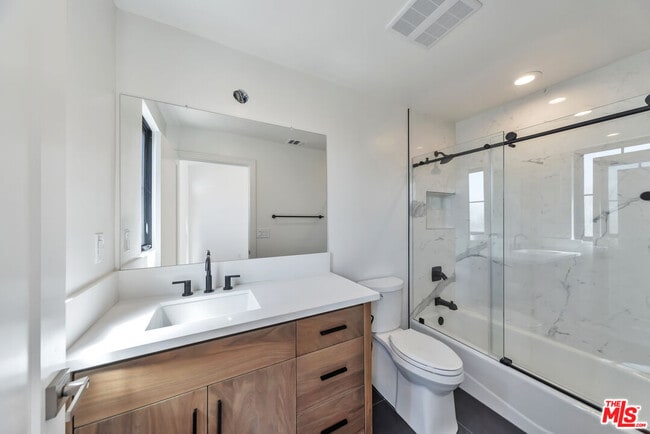 Building Photo - 1024 1/2 Masselin Ave