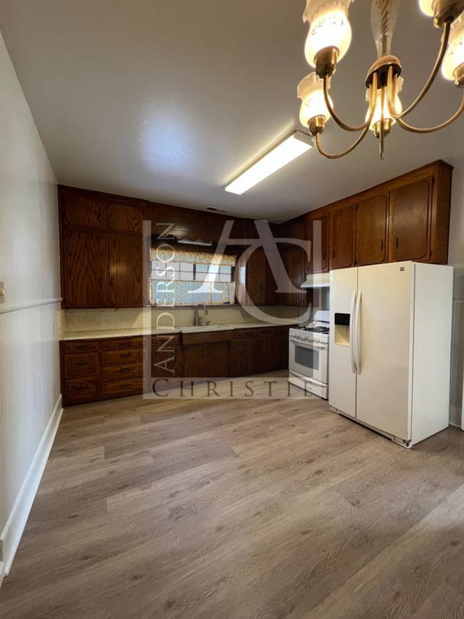 Building Photo - 12 8th St