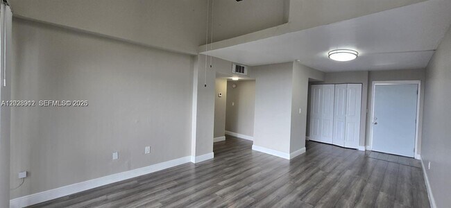 Building Photo - 8870 Fontainebleau Blvd