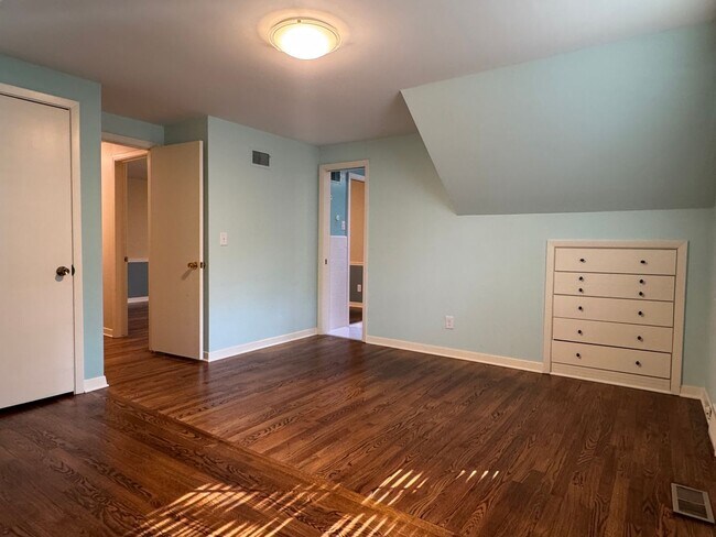 Building Photo - Rare lease opportunity in Leawood + Spacio...