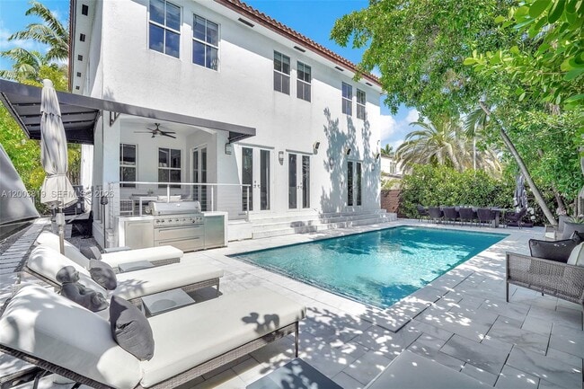 Building Photo - 2143 N Bay Rd