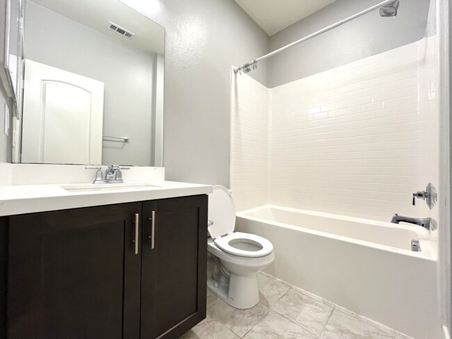 Building Photo - 3 bed, 2.5 bath located in Rancho Cucamonga!