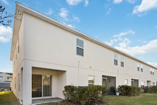 Building Photo - Like New 4/3 Townhome in Gated Community W/ Community Pool