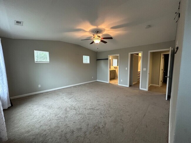 Building Photo - Spacious and beautifully designed home wit...