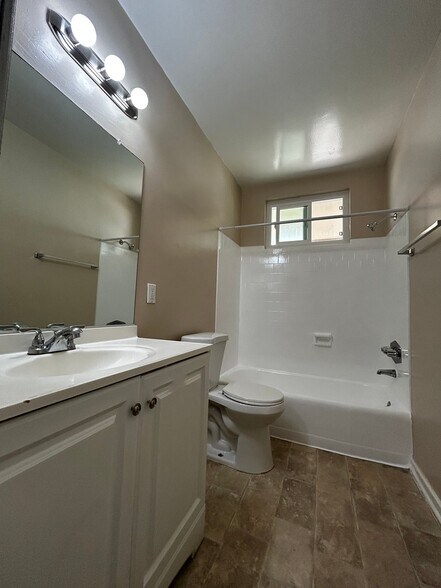 Building Photo - 882 N Los Robles Ave