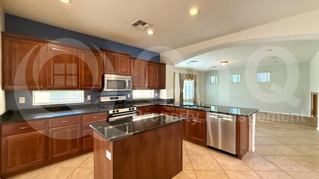 Building Photo - 2131 E Yellowstone Pl