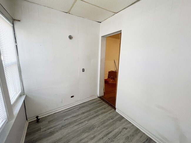 Building Photo - 2642 N Springfield Ave