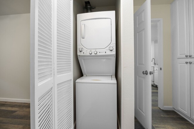 Building Photo - 7505 Charmant Dr