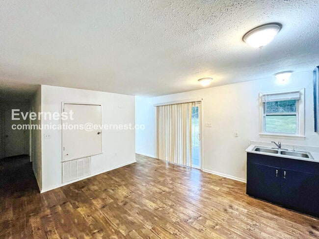 Building Photo - 1460 Woody Dr