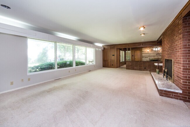 Building Photo - "Charming 3-Bedroom Oasis with 2 Full Baths – Spacious 2,295 Sq Ft Home in Charlotte's Heart!"