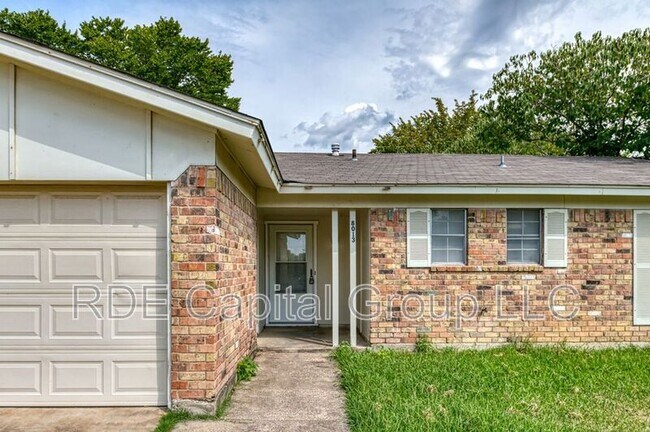 Building Photo - 8013 Emerald Hills Way