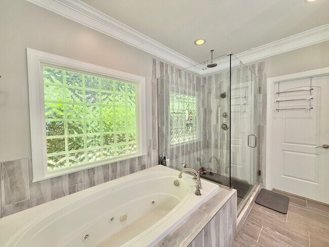 Building Photo - Luxurious 4BD, 3.5BA North Raleigh Home on...