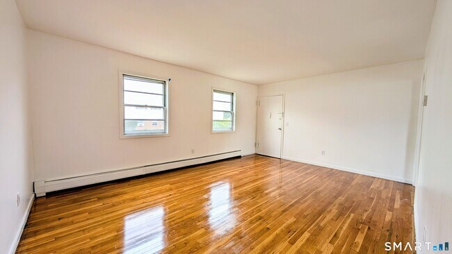 Building Photo - 14 Fairview Dr