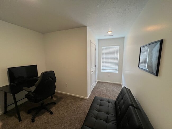 Building Photo - Long Valley Gem! $500 Move in Credit in December!