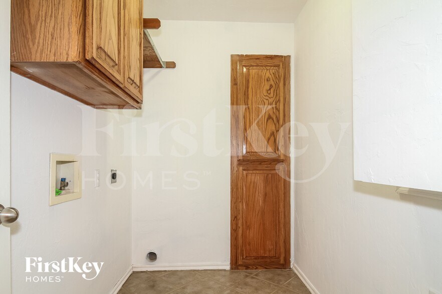 Building Photo - 9400 S Country Club Dr