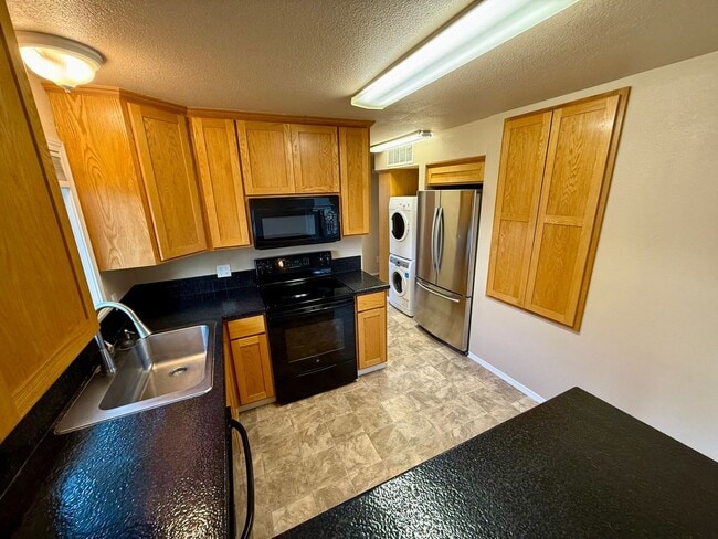 Building Photo - **For Rent: Spacious 4-Bedroom Home with 2 Family Rooms & Huge Backyard!**