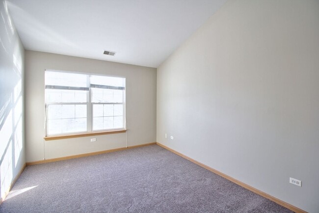 Building Photo - 2427 Sheehan Dr