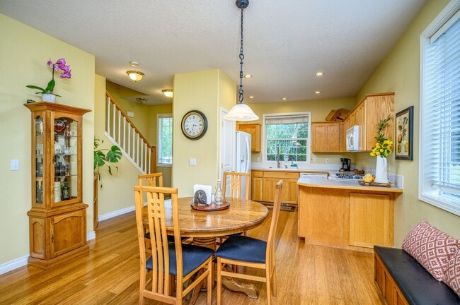 Building Photo - Large 3 Bed, 2.5 Bath Home in McMinnville-...