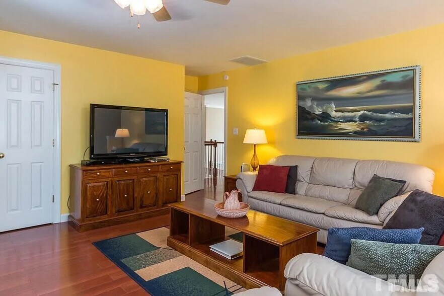 Building Photo - 102 Poplar Knoll Ct