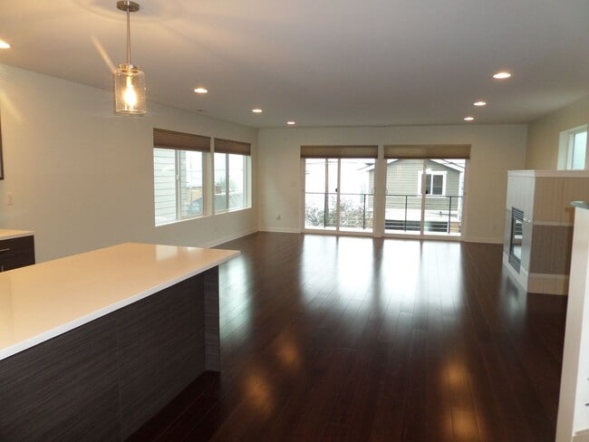Building Photo - Immaculate and LARGE 4-Bedroom Home in Unb...