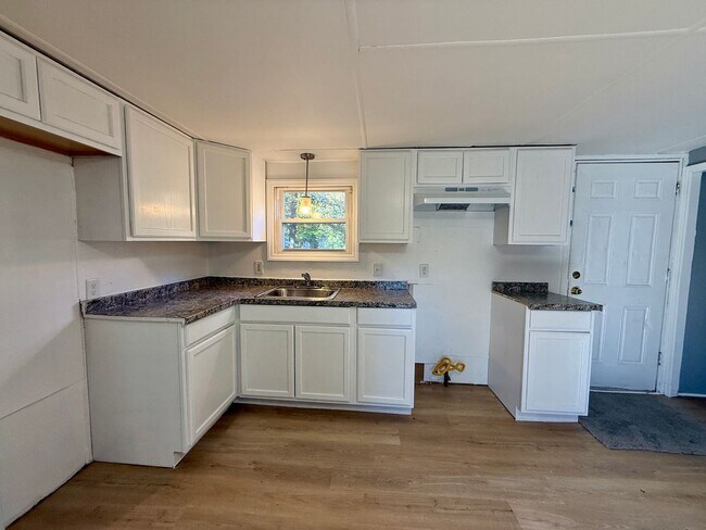 Building Photo - Spacious 2 bed, 1.5 bath Home FOR RENT in Commercial Twp $1400