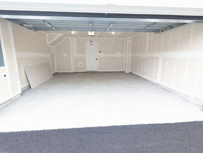 Building Photo - New Build (never lived in) townhouse avail...