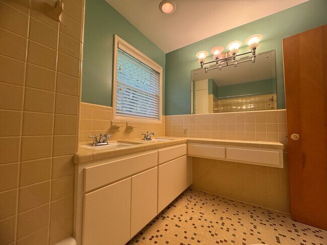 Building Photo - 4 Bedroom Jamestown Beauty!
