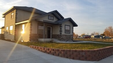 Building Photo - 1412 W Lakeside Dr