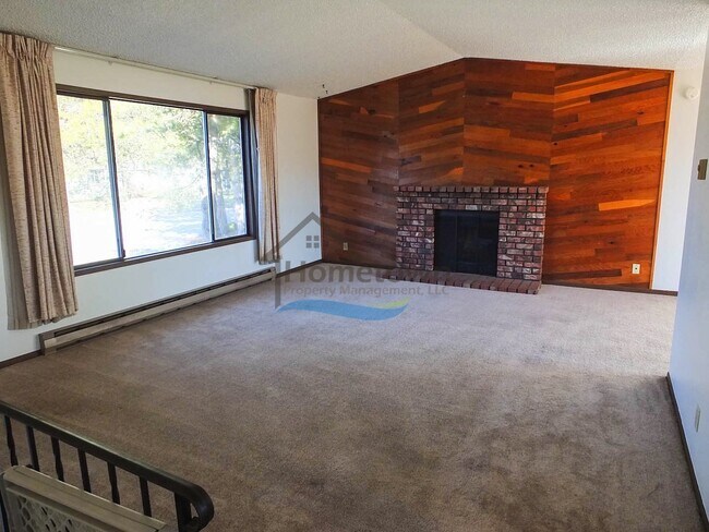 Building Photo - Spacious 4 Bedroom Home with Fenced Backyard & Garage