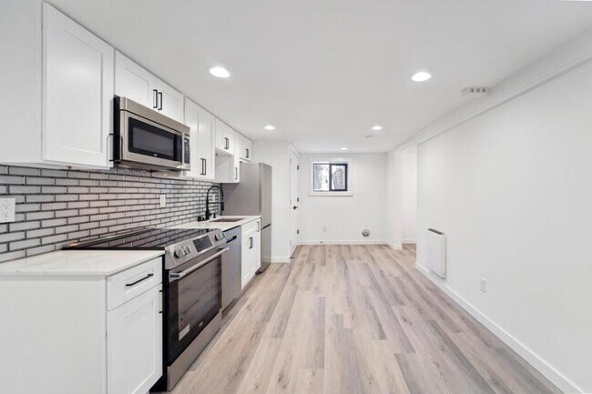 Building Photo - 2 bedroom in Seattle WA 98117