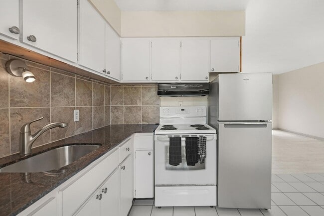 Building Photo - 2851 NE 30th St