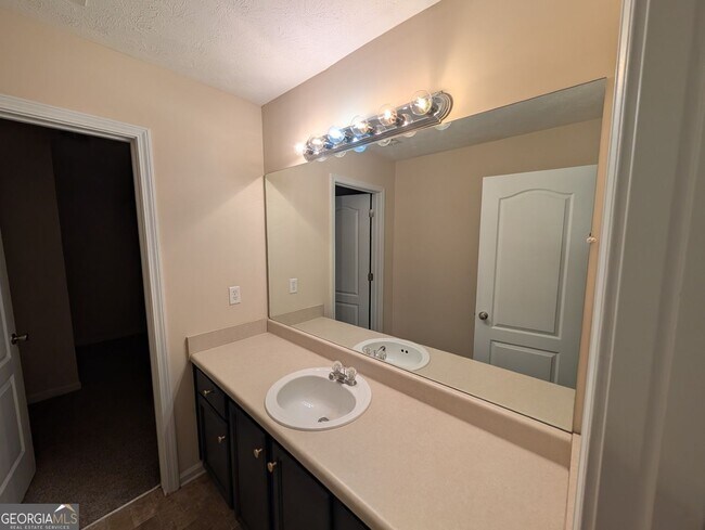 Building Photo - 144 Governor Ln