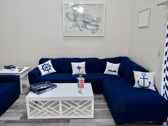 Building Photo - Beautifully Remodeled and Furnished Rental...