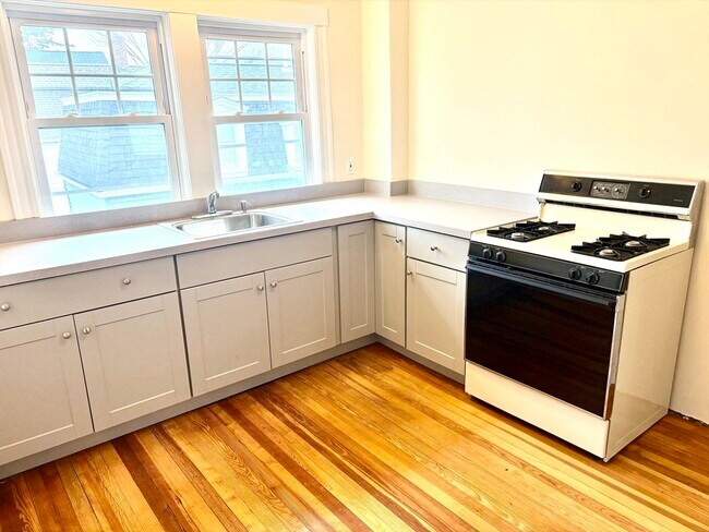 Building Photo - 6 Walnut St