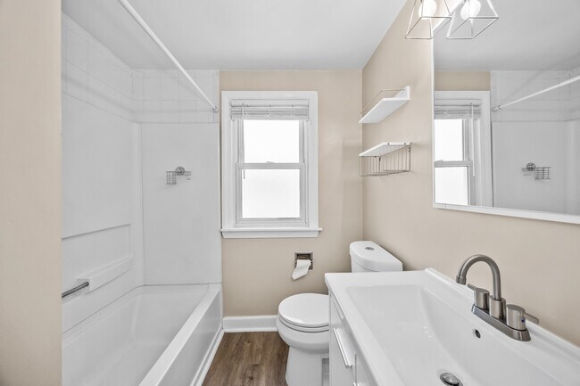 Building Photo - 548 Prairie Ave