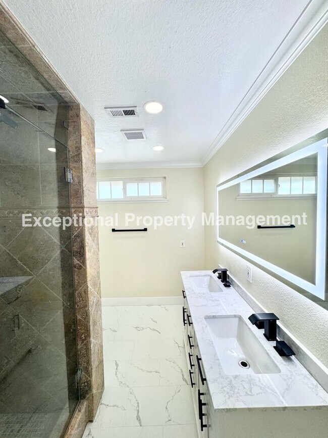 Building Photo - Ready to move in 4 bed 2 bath pool home!