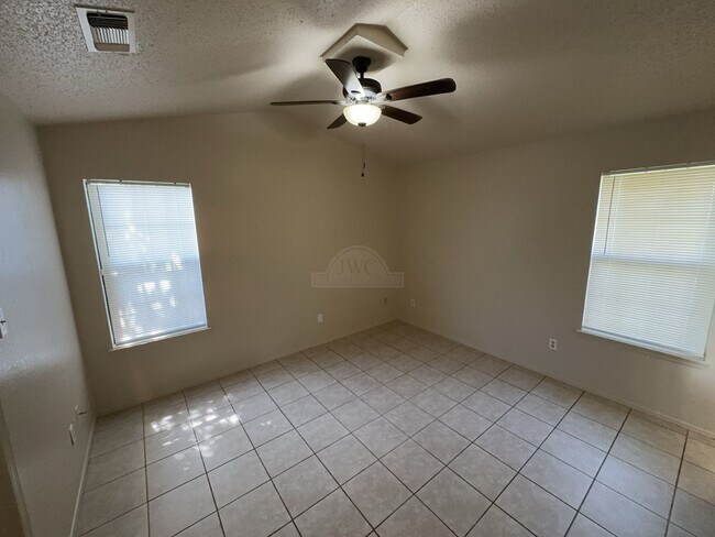 Building Photo - 2208 Hemlock Dr