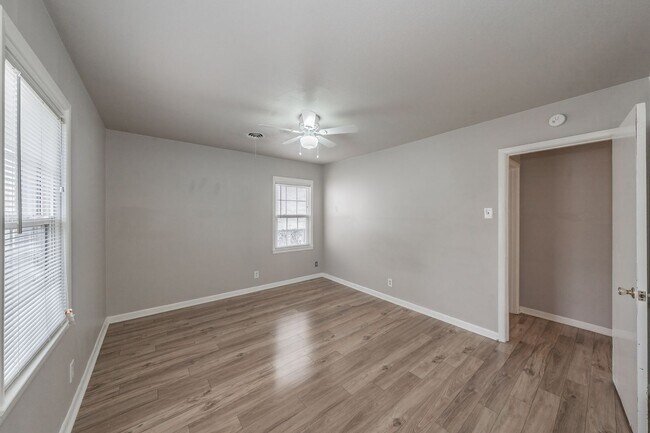 Building Photo - 3 Bedroom, 1.5 Bathroom in West Worth Village