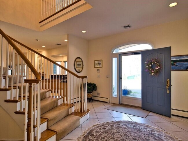 Building Photo - 149 Nanaquaket Rd