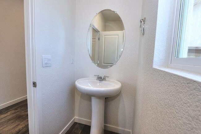 Building Photo - Beautiful Lincoln Home Available in May!