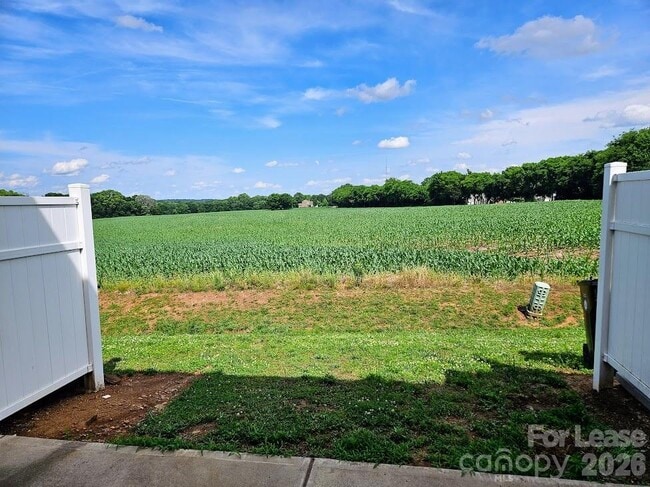 Building Photo - 352 Halton Crossing Dr SW