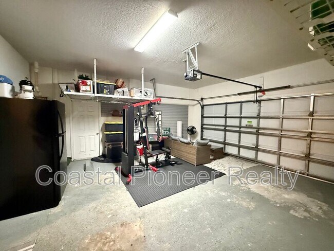 Building Photo - 11113 Avery Oaks Dr