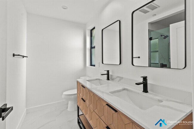 Building Photo - 2821-2822 Avenel St