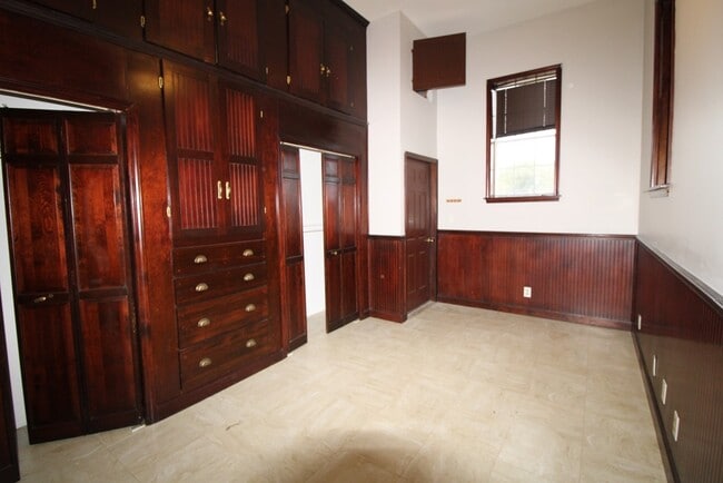 Building Photo - 900 Race Track Rd