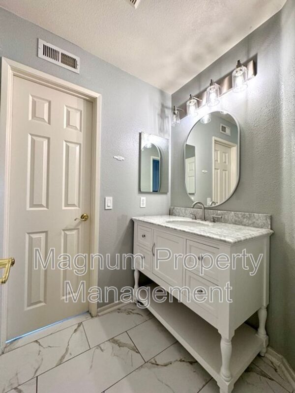 Building Photo - 32358 Gardenvail Dr