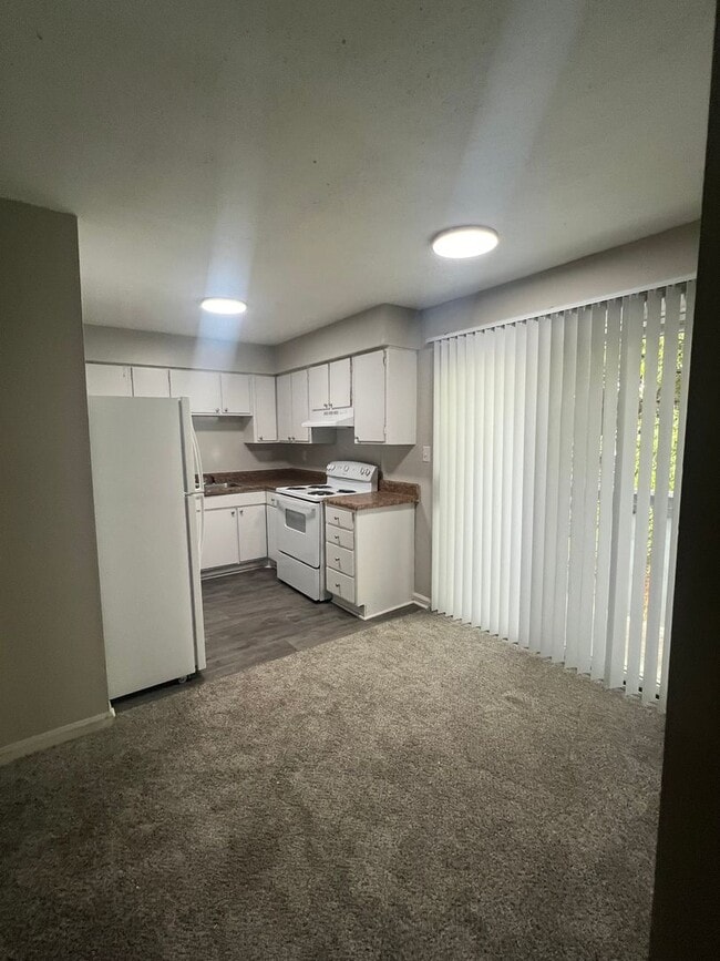 Building Photo - Spacious One Bedroom Unit